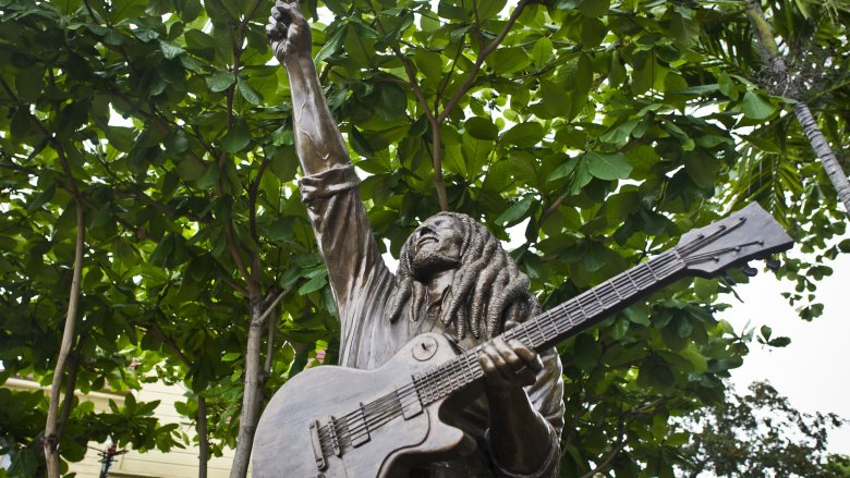 bob marley statue