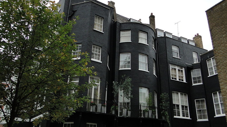 The apartment house where Cass Elliot died