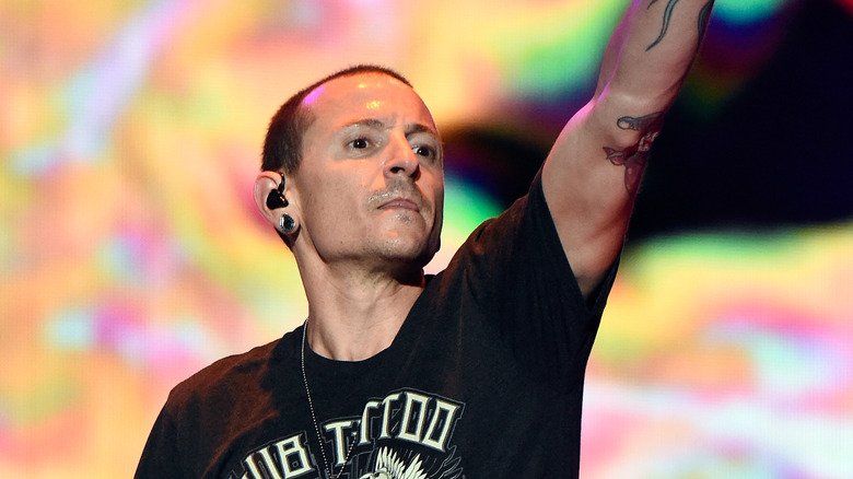 Chester Bennington raising his arm