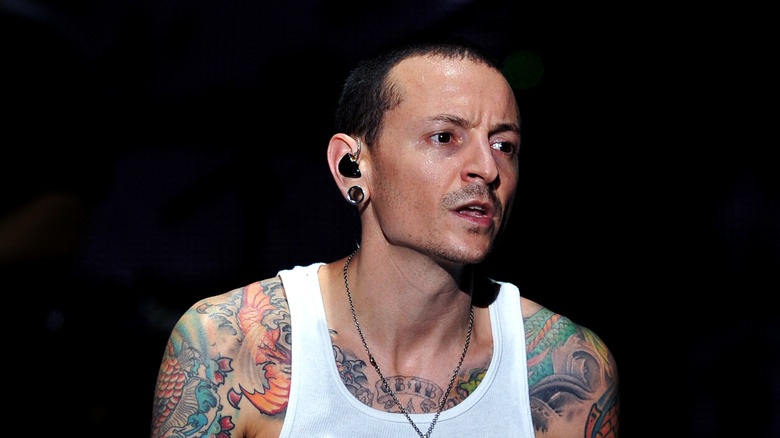 Chester Bennington performing tattoos