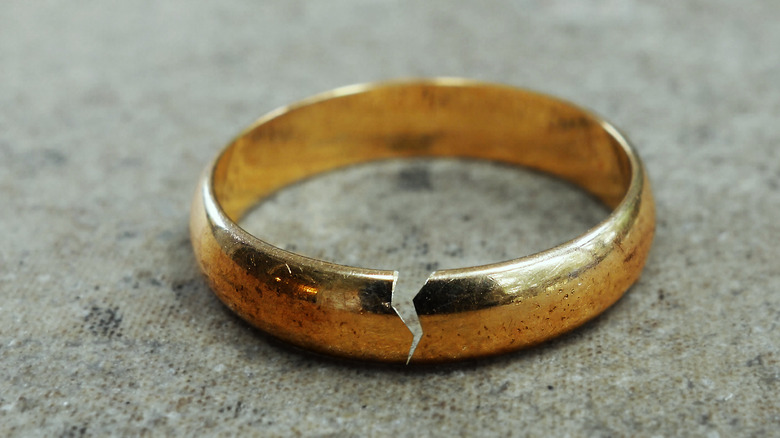 Broken wedding ring