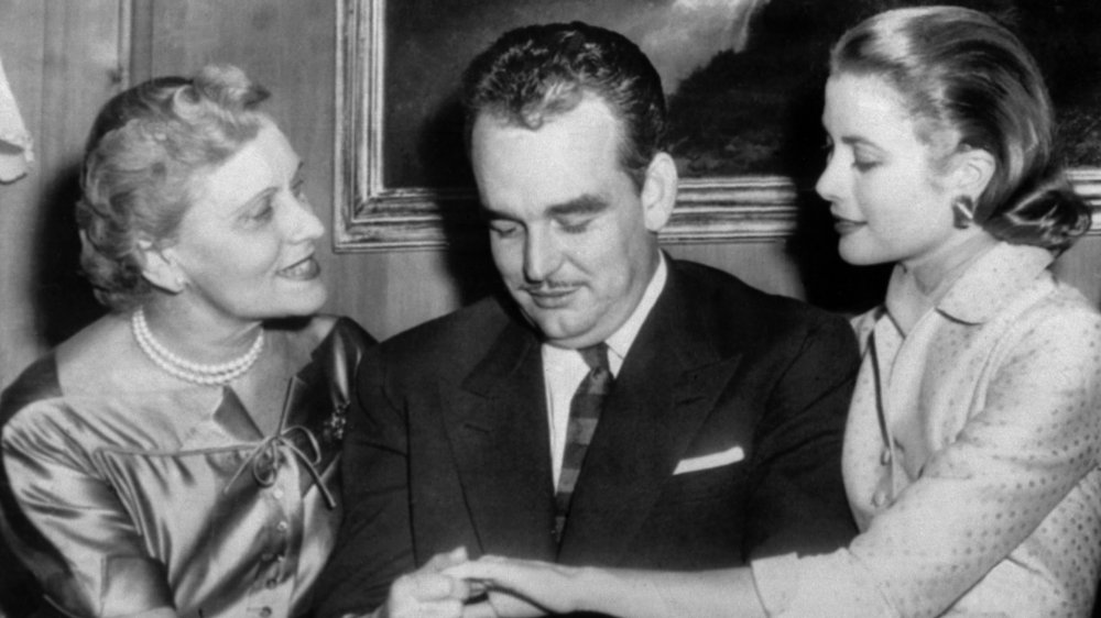 Grace Kelly and Prince Rainier III show off her engagement ring