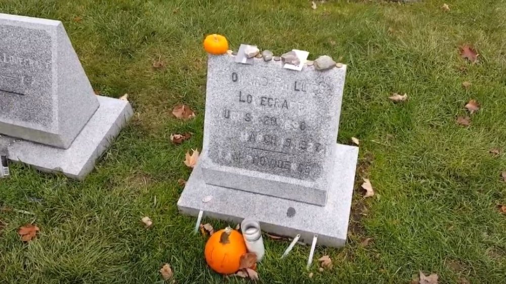 H.P. Lovecraft grave