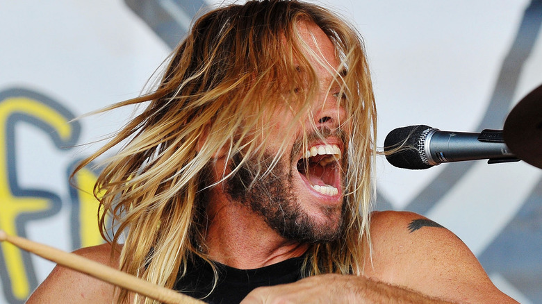 taylor hawkins singing playing drums