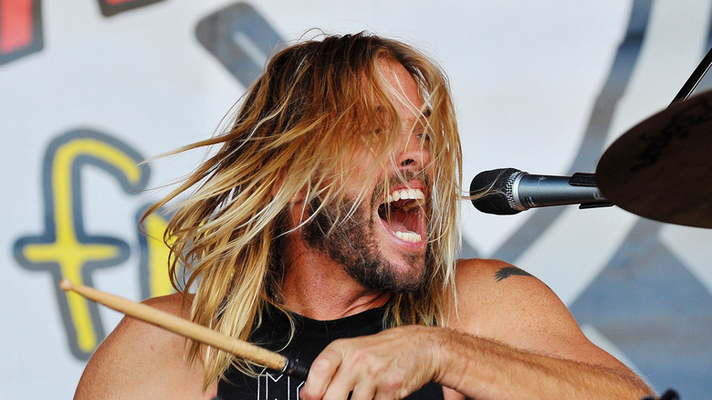 taylor hawkins singing playing drums