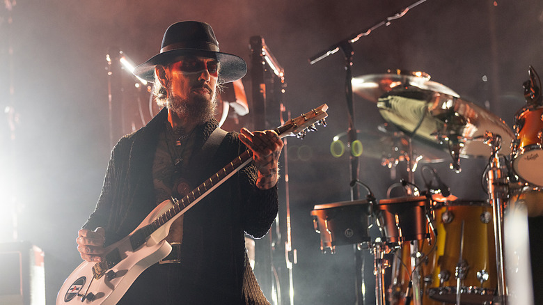 dave navarro playing guitar on stage