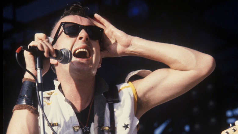 Joe Strummer screaming onstage 1977
