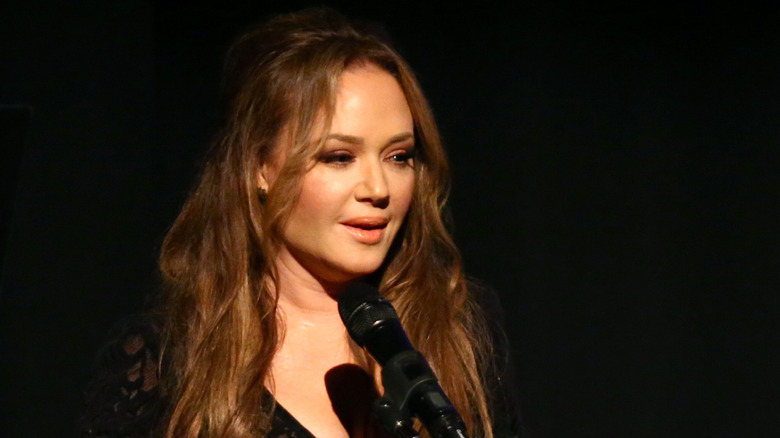 leah remini stage mic