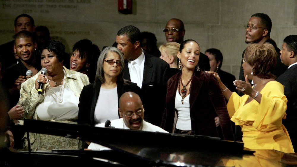 Aretha Franklin singing in group with Patti LaBelle