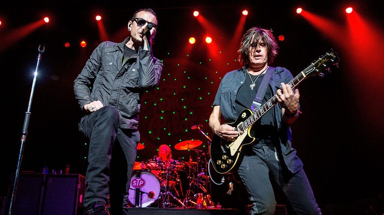 Chester Bennington and Dean DeLeo performing