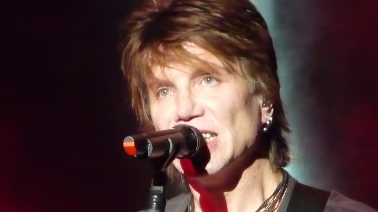 John Rzeznik of Goo Goo Dolls playing live