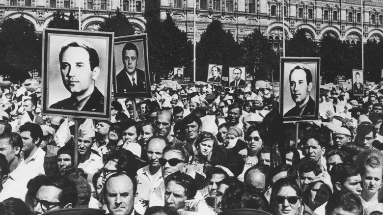 Red Square crowd mourns Soyuz 11