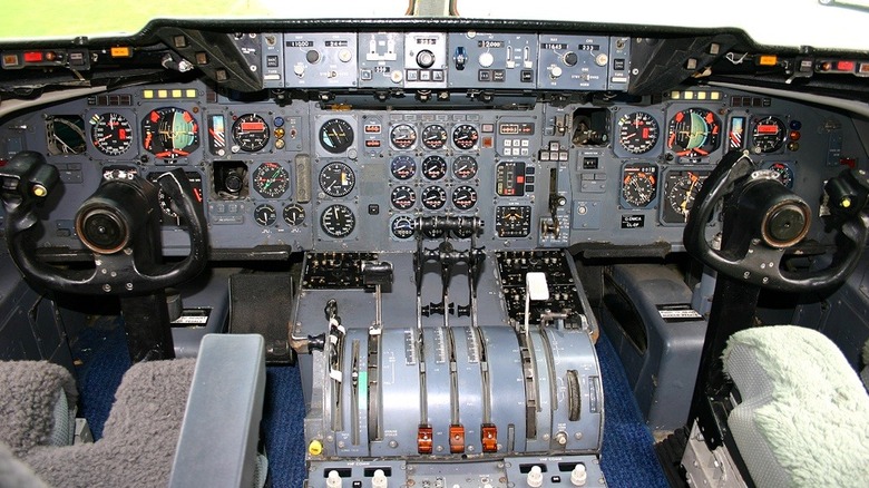 Cockpit of a DC-10