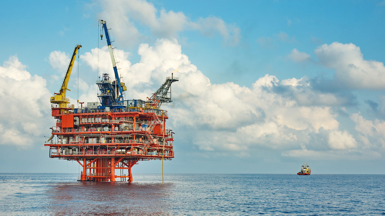 oil rig sitting above ocean