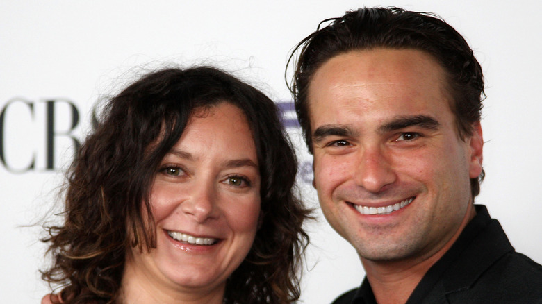 Sara Gilbert posing with Johnny Galecki on a red carpet in 2008