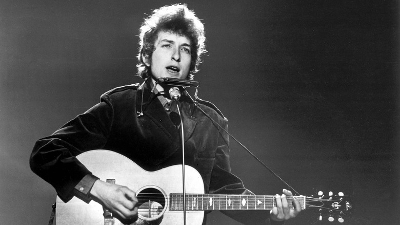 Bob Dylan playing guitar