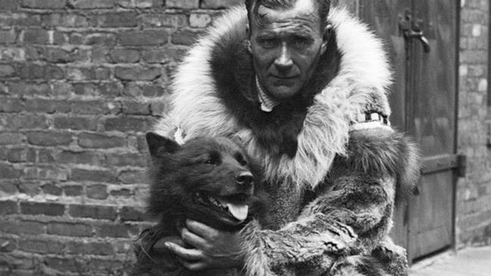 Gunnar Kaasen looking at camera holding Balto 