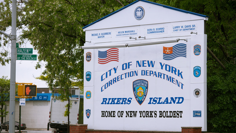 Sign for Rikers Island jail