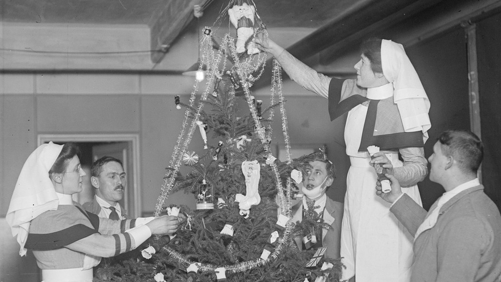 Injured soldiers celebrating Christmas.