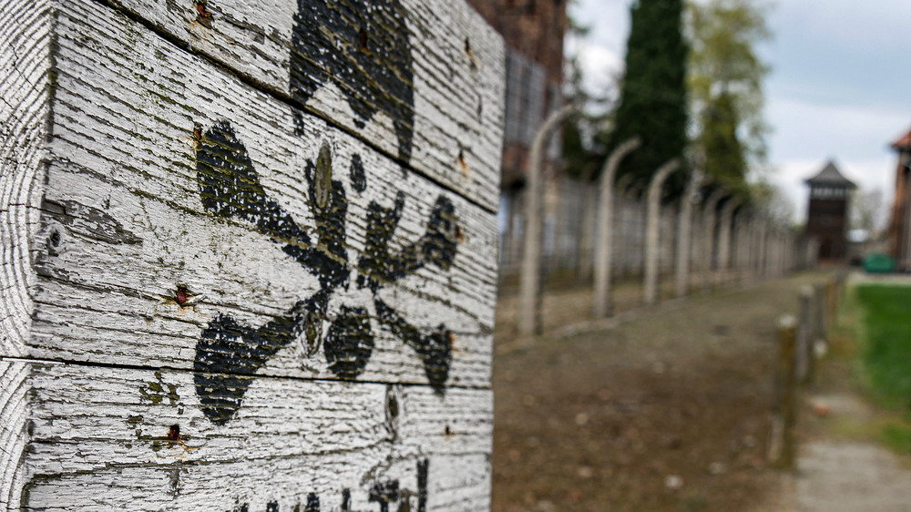 auschwitz entrance sign