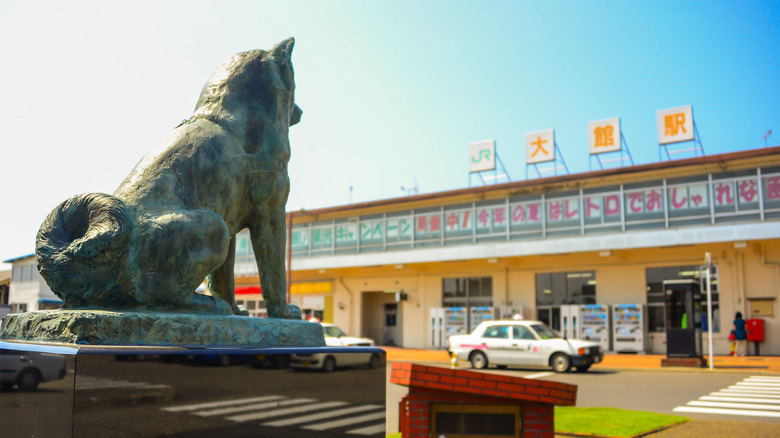 hachiko statue waiting at train station