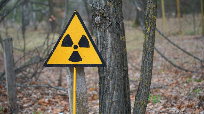 Radioactive warning sign