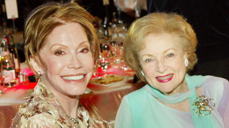 Mary Tyler Moore, Betty White, 2004