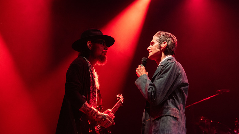 Dave Navarro and Perry Farrell performing