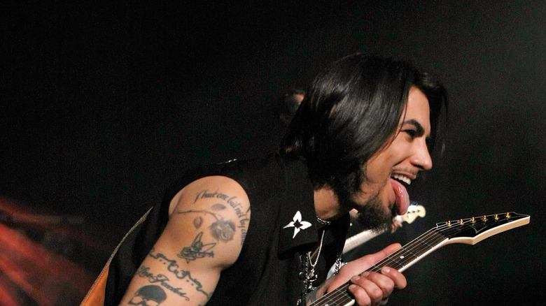 Dave Navarro playing guitar