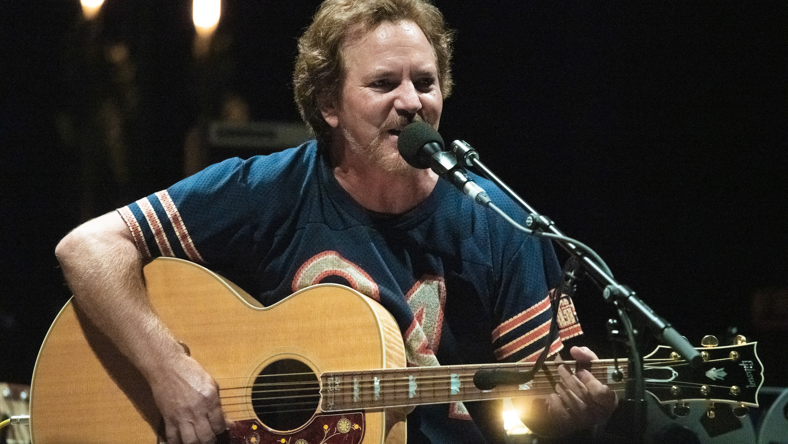 Eddie Vedder commits clumsy error, fails Cubs history