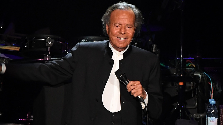 julio iglesias on stage