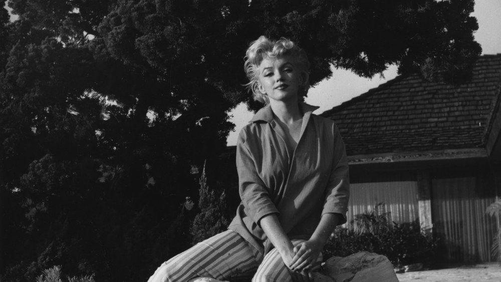 Marilyn Monroe outside