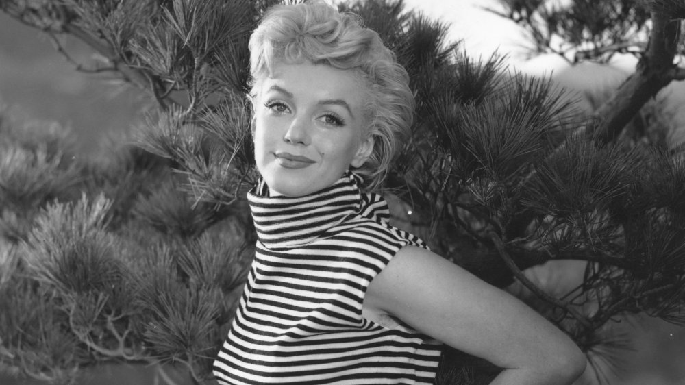 Marilyn Monroe outside