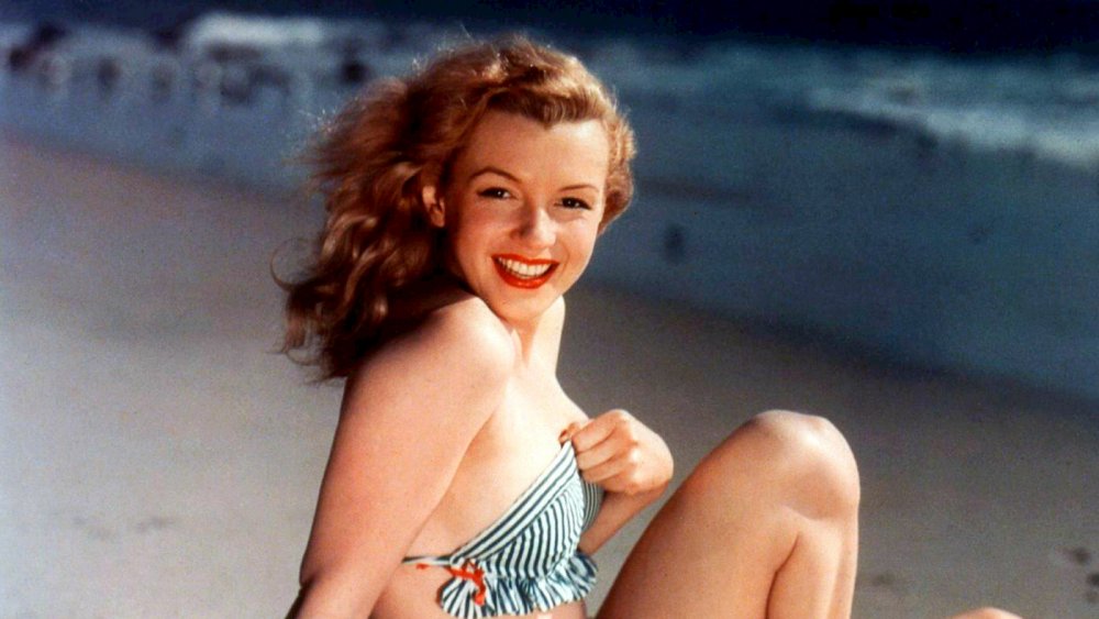 Norma Jeane Baker posing