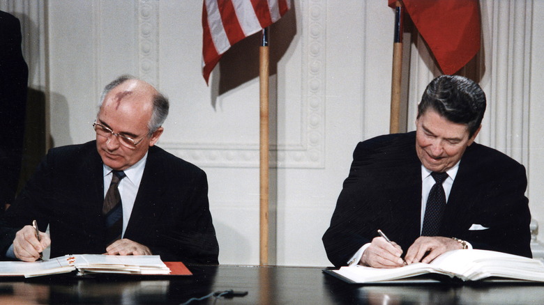 Mikhail Gorbachev and Ronald Reagan signing treaty