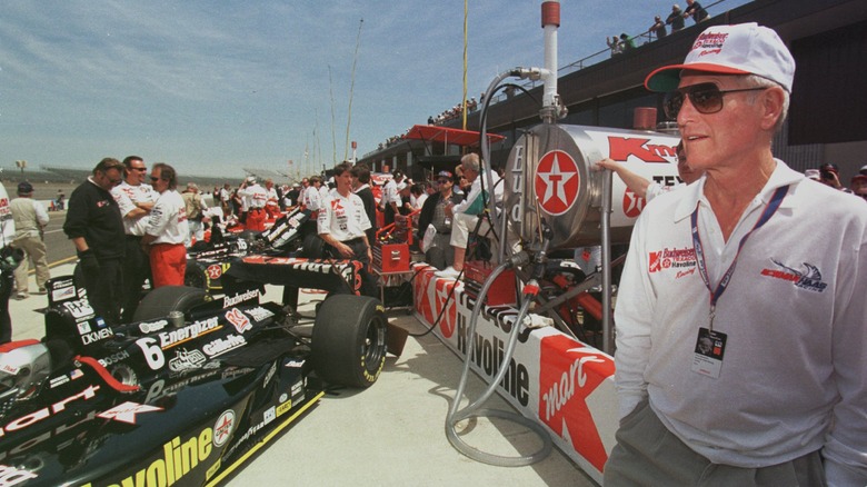 Paul Newman admires the cars