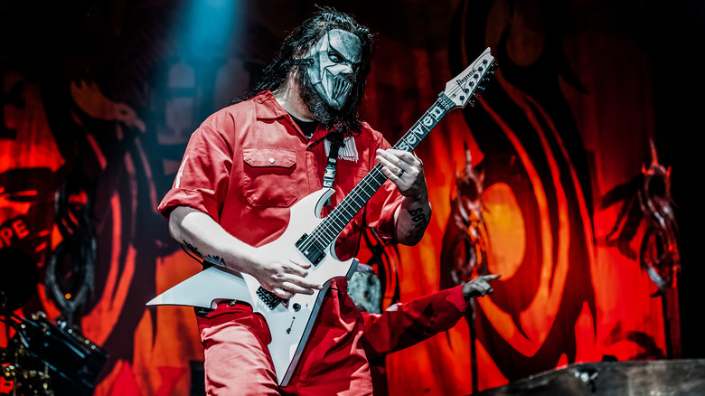 Mick Thomson shredding