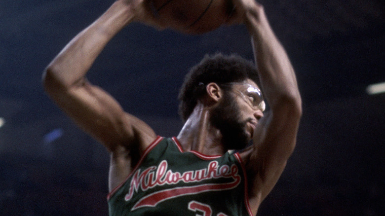 Kareem Abdul-Jabbar grabs rebound