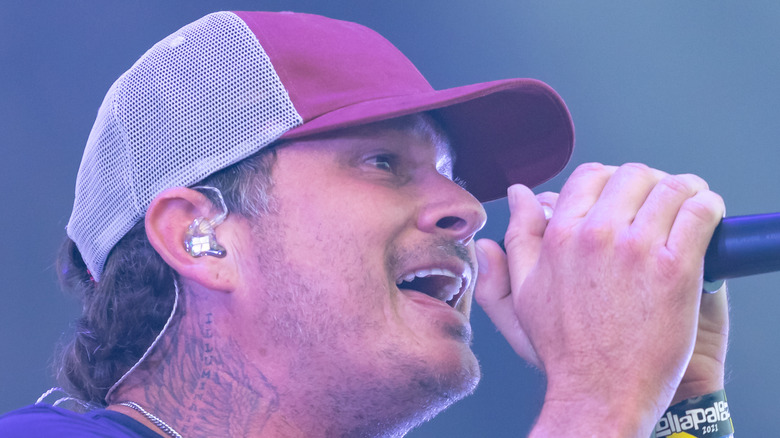 Tom DeLonge sings