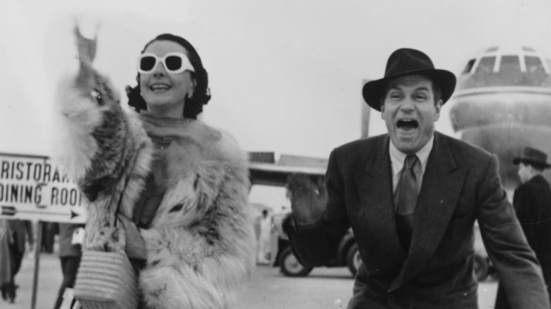 Vivien Leigh and Lawrence Olivier running and laughing