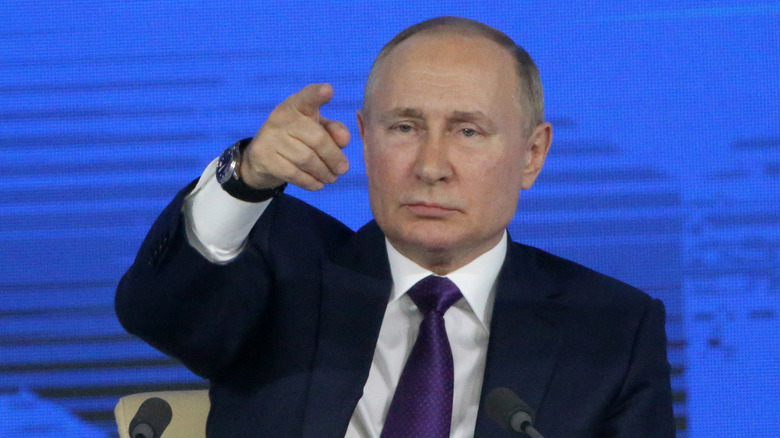 Vladimir Putin points