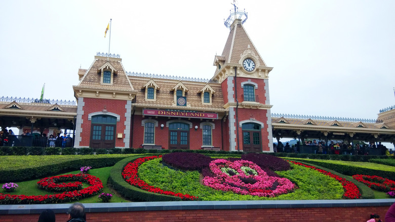 the main entrance to disneyland