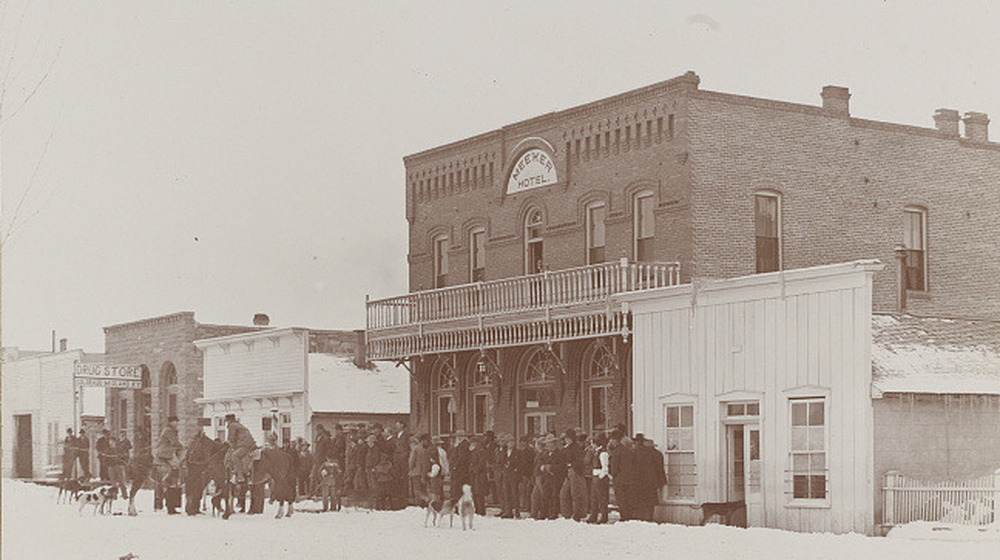 a crown of people outside the Meeker Hotel