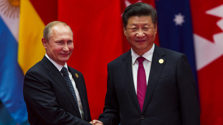 Xi Jinping and Vladimir Putin smiling 