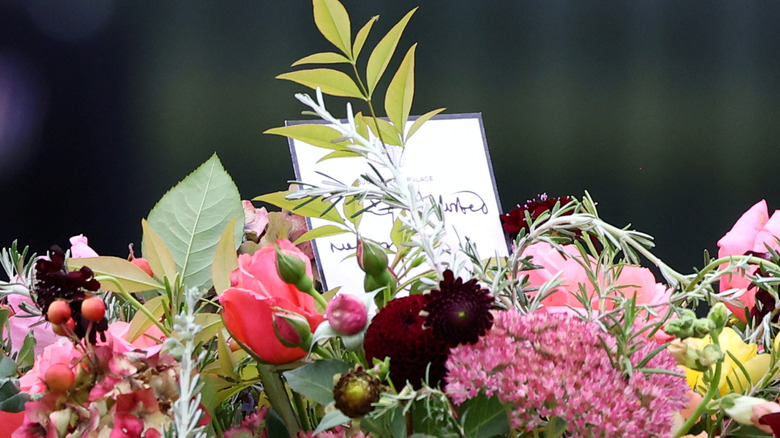 flowers on queen elizabeth's casket