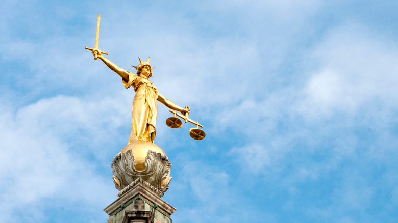 Justice atop Old Bailey 
