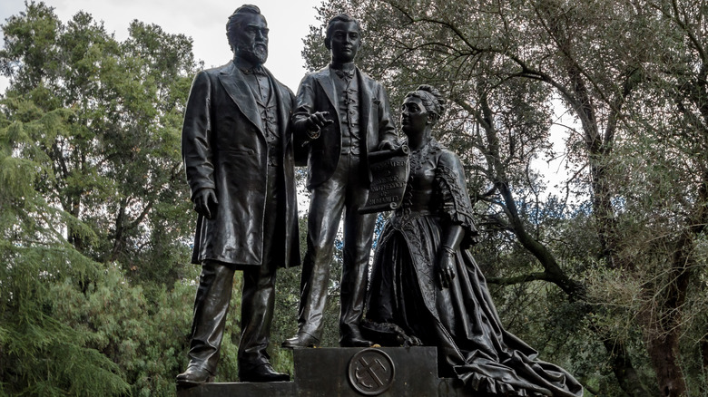 Statue Stanford family