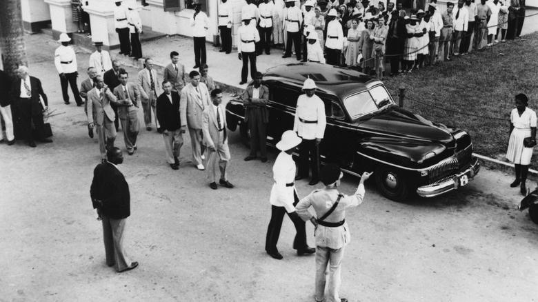 visitors lined up outside harry oakes' house