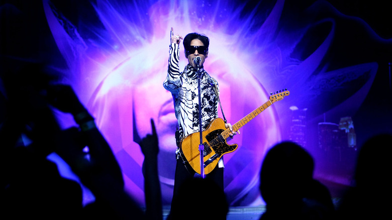 Prince singing and playing the guitar