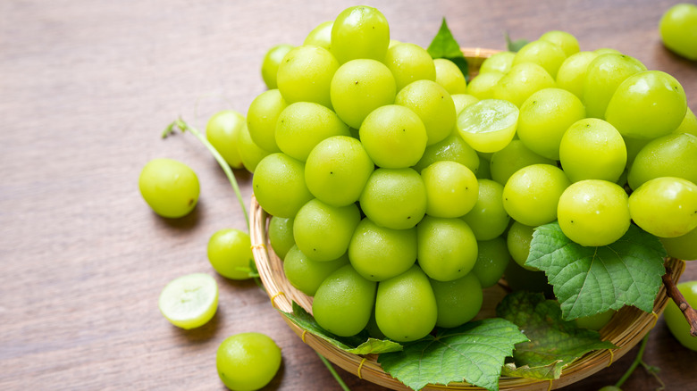 Bowl of grapes